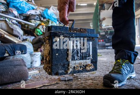 09 mai 2023, Mecklembourg-Poméranie occidentale, Rosenow: Une batterie de voiture mise au rebut dans les déchets ménagers est éliminée à l'usine d'élimination des déchets de REMONDIS Seenplatte. Une mise au rebut incorrecte des batteries et accumulateurs provoque environ 30 incendies par jour en Allemagne, principalement dans les entreprises de mise au rebut des déchets. L'Association fédérale de l'industrie allemande de gestion des déchets (BDE), la société d'élimination des déchets OVVD et le district de Müritz présentent une campagne sous la devise "Focus: Battery" et informent sur les dangers de l'élimination des batteries dangereuses dans les déchets ménagers. Photo: Jens Büttner/dpa Banque D'Images