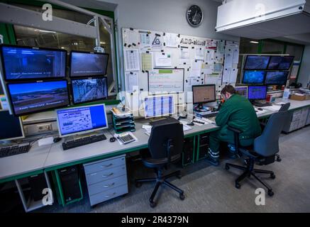 09 mai 2023, Mecklembourg-Poméranie occidentale, Rosenow: Dans le centre de contrôle de la société d'élimination des déchets REMONDIS Seenplatte, le tri des différents déchets est surveillé. Une mise au rebut incorrecte des batteries et accumulateurs provoque environ 30 incendies par jour en Allemagne, principalement dans les entreprises de mise au rebut des déchets. L'Association fédérale de l'industrie allemande de gestion des déchets (BDE), la société d'élimination des déchets OVVD et le district de Müritz présentent une campagne sous la devise "Focus: Battery" et informent sur les dangers de l'élimination des batteries dangereuses dans les déchets ménagers. Photo: Jens Büttner/dp Banque D'Images