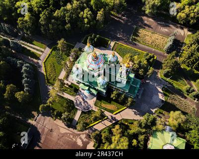 Tir de haut en bas de drone aérien de l'église orthodoxe russe de la cathédrale de l'Ascension avec motif de jardin dans le parc Panfilov de la ville d'Almaty, Kazakhstan Banque D'Images