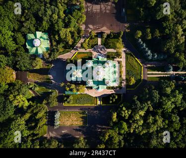 Tir de haut en bas de drone aérien de l'église orthodoxe russe de la cathédrale de l'Ascension avec motif de jardin dans le parc Panfilov de la ville d'Almaty, Kazakhstan Banque D'Images
