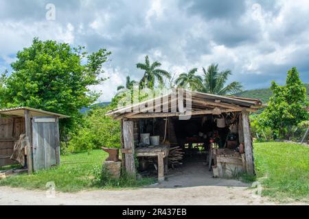 Une ancienne hutte d'atelier en bois sur une ferme verdoyante dans le village cubain Banque D'Images