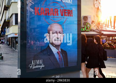 Izmir, Turquie. 25th mai 2023. Les gens se promènaient devant l’affiche électorale de Kemal Kilicdaroglu. Il reste 3 jours jusqu'aux élections présidentielles de 2023. Les places ont été décorées avec des affiches de Recep Tayyip Erdogan et Kemal Kilicdaroglu. (Photo de Murat Kocabas/SOPA Images/Sipa USA) crédit: SIPA USA/Alay Live News Banque D'Images