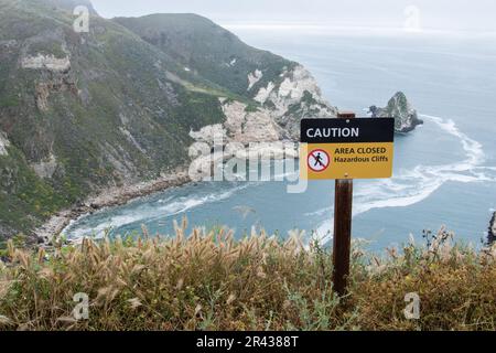 Un panneau avertissant les visiteurs qu'il y a des falaises dangereuses et des chutes dangereuses au port de Potato surplombent le parc national Channel Islands, en Californie. Banque D'Images