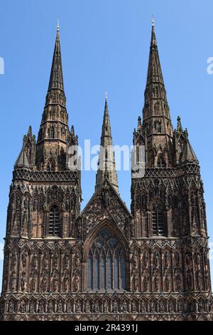 Détail du front ouest de la cathédrale de Lichfield. Avec sa magnifique architecture gothique. La cathédrale de Lichfield est une destination touristique populaire. Banque D'Images