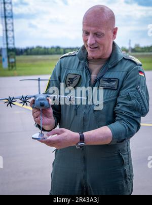 Laage, Allemagne. 11th mai 2023. L'inspecteur de la Force aérienne Ingo Gerhartz détient le modèle de l'avion de transport A400M de la base aérienne de Laage. Credit: Jens Büttner/dpa/Alay Live News Banque D'Images