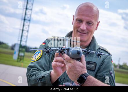 Laage, Allemagne. 11th mai 2023. L'inspecteur de la Force aérienne Ingo Gerhartz détient le modèle de l'avion de transport A400M de la base aérienne de Laage. Credit: Jens Büttner/dpa/Alay Live News Banque D'Images