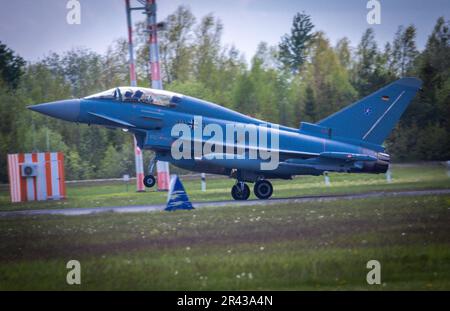 Laage, Allemagne. 11th mai 2023. Un avion de chasse Bundeswehr Eurofighter part de la base aérienne de Laage. Credit: Jens Büttner/dpa/Alay Live News Banque D'Images