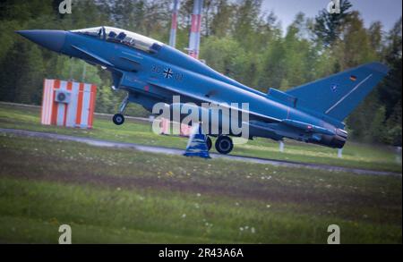 Laage, Allemagne. 11th mai 2023. Un avion de chasse Bundeswehr Eurofighter part de la base aérienne de Laage. Credit: Jens Büttner/dpa/Alay Live News Banque D'Images