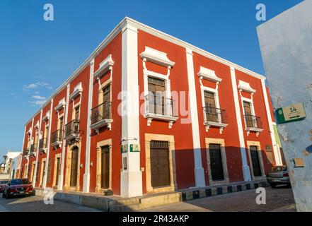 Édifice colonial espagnol au coin de la rue, ville de Campeche, État de Campeche, Mexique Banque D'Images