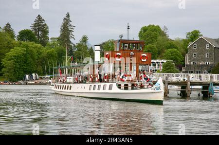 Vue de MV Tern, un navire à passagers opérant sur le lac Windermere dans le district du lac English Banque D'Images