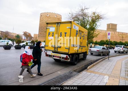 Shiraz, Iran - 31 décembre 2022: Mère et petite fille vêtue conformément aux lois musulmanes, visages couverts de voile. Mais les enfants de style européen Banque D'Images