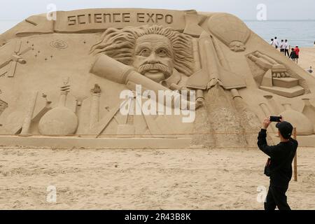 Busan, Corée du Sud. 26th mai 2023. Un touriste prend une photo d'une sculpture de sable à la plage de Haeundae à Busan, Corée du Sud, 26 mai 2023. Crédit : Wang Yiliang/Xinhua/Alay Live News Banque D'Images