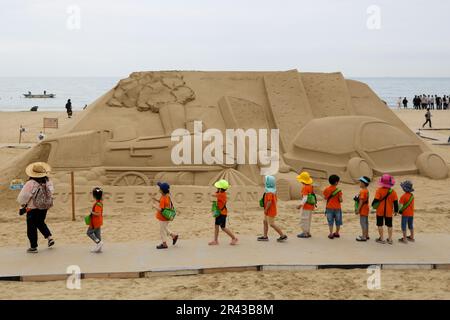 Busan, Corée du Sud. 26th mai 2023. Les touristes voient une sculpture de sable à la plage de Haeundae à Busan, Corée du Sud, 26 mai 2023. Crédit : Wang Yiliang/Xinhua/Alay Live News Banque D'Images