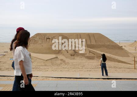 Busan, Corée du Sud. 26th mai 2023. Les touristes voient une sculpture de sable à la plage de Haeundae à Busan, Corée du Sud, 26 mai 2023. Crédit : Wang Yiliang/Xinhua/Alay Live News Banque D'Images