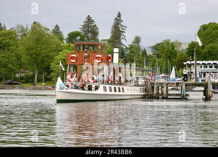 Vue de MV Tern, un navire à passagers sur le lac Windermere dans le district des lacs anglais, Royaume-Uni, Europe Banque D'Images