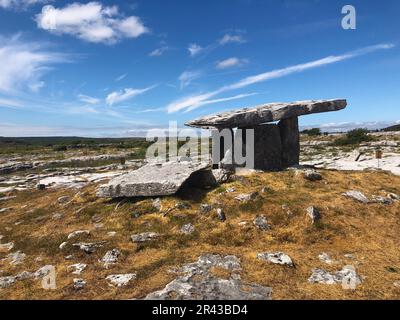 Le Dolmen de Poulnabrone est situé près de la commune de Caherconnell in co Clare, Irlande. Un dolmen est un type de tombeau mégalithique à chambre unique Banque D'Images