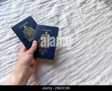 Poser les passeports canadiens à plat sur un fond neutre Banque D'Images