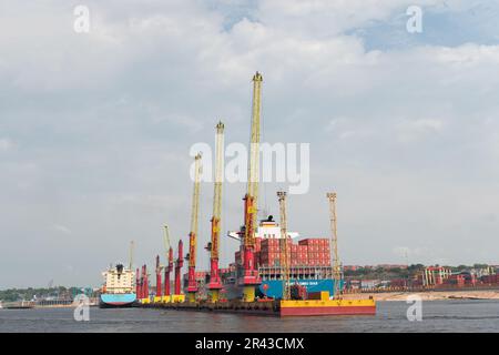 Manaus, Brésil - 04 décembre 2015: Maersk Bartolomeu dias cargo navire dans le port avec des grues. Banque D'Images