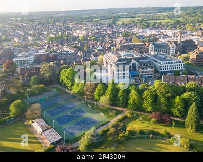 vue aérienne du centre-ville de horsham, courts de tennis du parc horsham dans l'ouest du sussex Banque D'Images