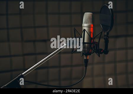 Prise de vue panoramique d'un microphone professionnel pour le doublage et la voix dans le studio d'enregistrement sonore. Gros plan, concept de podcasting Banque D'Images