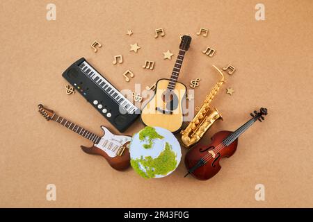 Bonne journée mondiale de la musique. Instruments de musique avec fond de globe. Banque D'Images