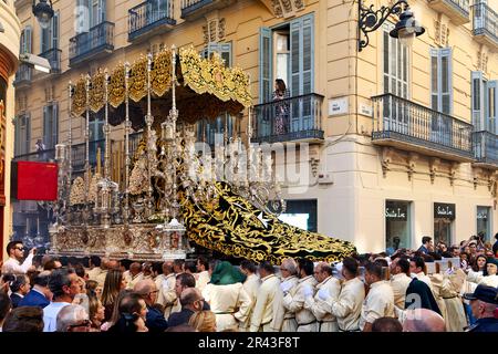 Andalousie Espagne. Procession au Semana Santa (semaine Sainte) à Malaga. Statues sacoches montées sur des flotteurs Banque D'Images