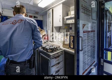 Deventer, pays-Bas. 26 mai 2023. Le petit-déjeuner est servi dans le nouveau train de nuit qui relie Berlin, Amsterdam et Bruxelles. Le train est la première liaison d'Europe Sleeper et constitue un pas vers un réseau plus étendu de trains de nuit comme alternative à l'avion. ANP EVA PLEVIER pays-bas - belgique OUT/Alay Live News Banque D'Images