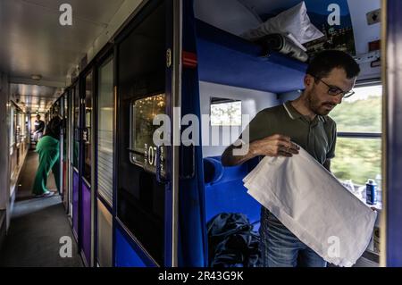 Deventer, pays-Bas. 26 mai 2023. Passager à bord du nouveau train de nuit qui relie Berlin, Amsterdam et Bruxelles. Le train est la première liaison d'Europe Sleeper et constitue un pas vers un réseau plus étendu de trains de nuit comme alternative à l'avion. ANP EVA PLEVIER pays-bas - belgique OUT/Alay Live News Banque D'Images