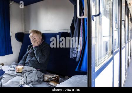 Deventer, pays-Bas. 26 mai 2023. Passager à bord du nouveau train de nuit qui relie Berlin, Amsterdam et Bruxelles. Le train est la première liaison d'Europe Sleeper et constitue un pas vers un réseau plus étendu de trains de nuit comme alternative à l'avion. ANP EVA PLEVIER pays-bas - belgique OUT/Alay Live News Banque D'Images