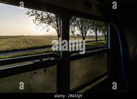 Deventer, pays-Bas. 26 mai 2023. Vue sur la campagne depuis le nouveau train de nuit qui relie Berlin, Amsterdam et Bruxelles. Le train est la première liaison d'Europe Sleeper et constitue un pas vers un réseau plus étendu de trains de nuit comme alternative à l'avion. ANP EVA PLEVIER pays-bas - belgique OUT/Alay Live News Banque D'Images