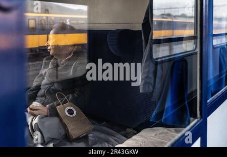 Deventer, pays-Bas. 26 mai 2023. Passager à bord du nouveau train de nuit qui relie Berlin, Amsterdam et Bruxelles. Le train est la première liaison d'Europe Sleeper et constitue un pas vers un réseau plus étendu de trains de nuit comme alternative à l'avion. ANP EVA PLEVIER pays-bas - belgique OUT/Alay Live News Banque D'Images