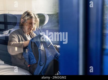 Deventer, pays-Bas. 26 mai 2023. Passager à bord du nouveau train de nuit qui relie Berlin, Amsterdam et Bruxelles. Le train est la première liaison d'Europe Sleeper et constitue un pas vers un réseau plus étendu de trains de nuit comme alternative à l'avion. ANP EVA PLEVIER pays-bas - belgique OUT/Alay Live News Banque D'Images