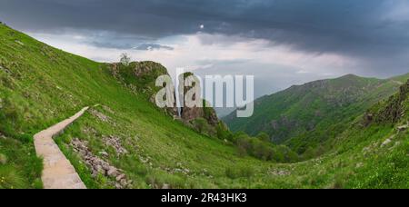 Vue panoramique sur la montagne sainte Khacha Gaya dans l'ouest de l'Azerbaïdjan Banque D'Images