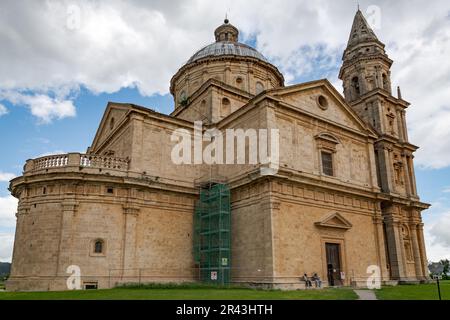 MONTEPULCIANO, TOSCANE, ITALIE - MAI 17 : vue sur l'église de San Biagio près de Montepulciano, Toscane sur 17 mai 2013. Deux personnes non identifiées Banque D'Images