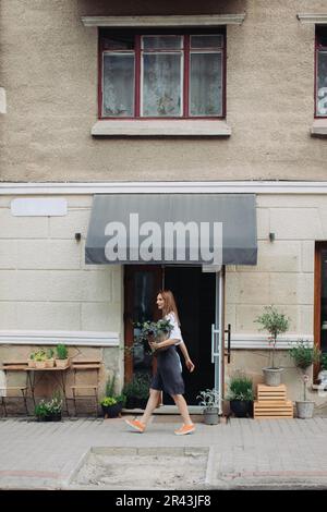 Fleuriste fille avec ivy près d'un fleuriste. Banque D'Images