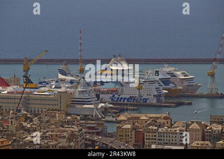 Une vue sur le vieux port historique en partie réaménagé de Gênes, en Italie, au centre du front de mer de la ville, avec des ferries et des bateaux de croisière amarrés Banque D'Images