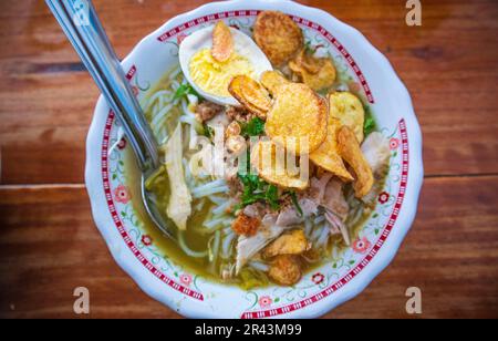 La soupe au poulet indonésien ou Soto Ayam est une nourriture indonésienne traditionnelle avec une sauce jaunâtre. Banque D'Images