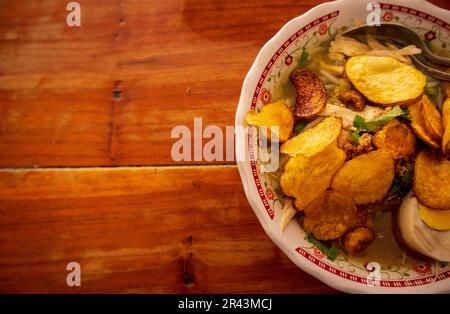 La soupe au poulet indonésien ou Soto Ayam est une nourriture indonésienne traditionnelle avec une sauce jaunâtre. Banque D'Images