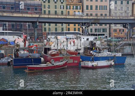 Petits bateaux de pêche amarrés dans le port de Gênes, Italie, mai 2023 Banque D'Images