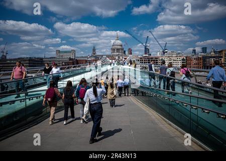 Millennium Bridge London - les touristes et les navetteurs traversent le Millennium Bridge entre la cathédrale St Pauls et la Tate Modern Art Gallery. Banque D'Images