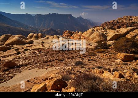 Paysage de la Jordanie au coucher du soleil. Montagnes Rocheuses avec soirée orange dans la réserve de biosphère de Dana, Jorda. Voyager en Arabie. Pierres et vallée dans la nature Dana, W Banque D'Images