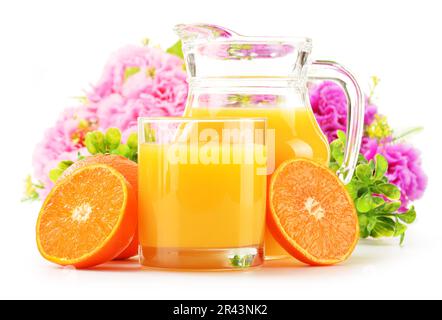 La composition avec le verre et pichet de jus d'orange Banque D'Images