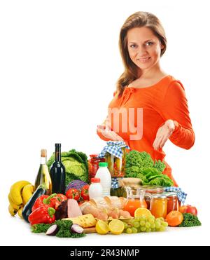 Jeune femme avec variété de produits d'épicerie isolated on white Banque D'Images