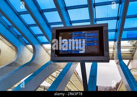 Affichage numérique avec horaires de départ des trains, moniteur sous toit, détail à la gare, Gare de Liège-Guillemins, architecte Santiago Banque D'Images