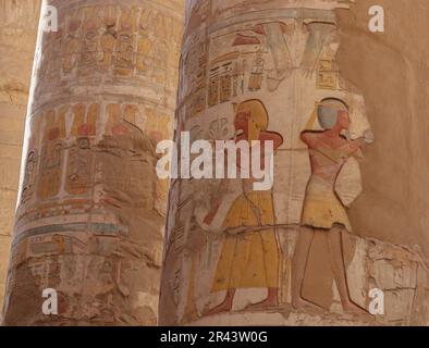 Grande salle hypostyle au temple de Karnak, Louxor, Égypte Banque D'Images