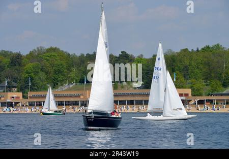Voiliers, Wannsee lido, Wannsee, Berlin, Allemagne Banque D'Images