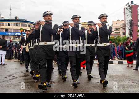 L'armée népalaise 'Sundul Jung Gulma' participe à un festival annuel de Bhoto Jatra au cours du dernier jour du "Dieu de la pluie" Rato Machhinranath Jatra in Banque D'Images