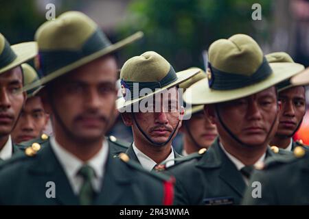 L'armée népalaise participe à un festival annuel de Bhoto Jatra au cours du dernier jour du "Dieu de la pluie" Rato Machhintranath Jatra à Jawalakhel à Lalitpu Banque D'Images