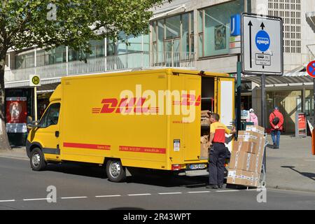 DHL, transporteur, Tauentzienstrasse, Charlottenburg, Berlin, Allemagne Banque D'Images