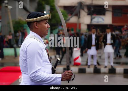 L'armée népalaise 'Sundul Jung Gulma' participe à un festival annuel de Bhoto Jatra au cours du dernier jour du "Dieu de la pluie" Rato Machhinranath Jatra in Banque D'Images